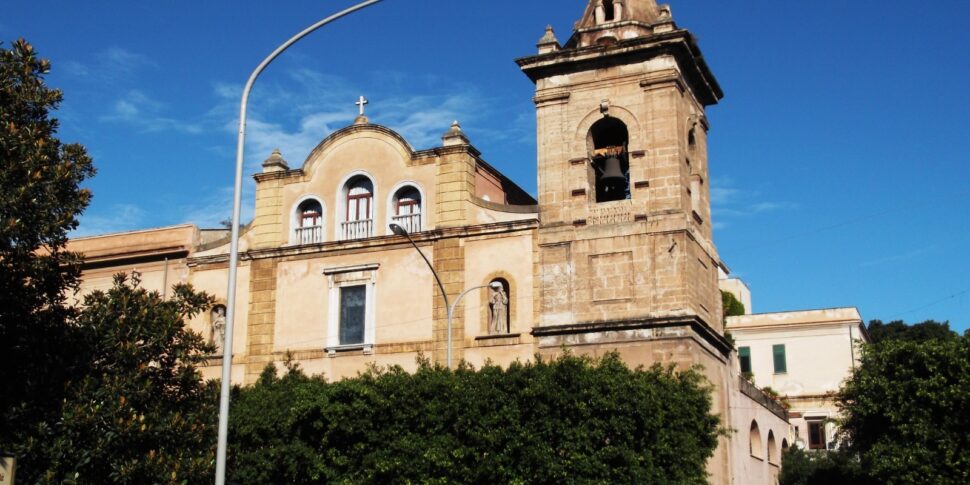 Palermo, entra in chiesa e picchia il parroco per farsi dare denaro