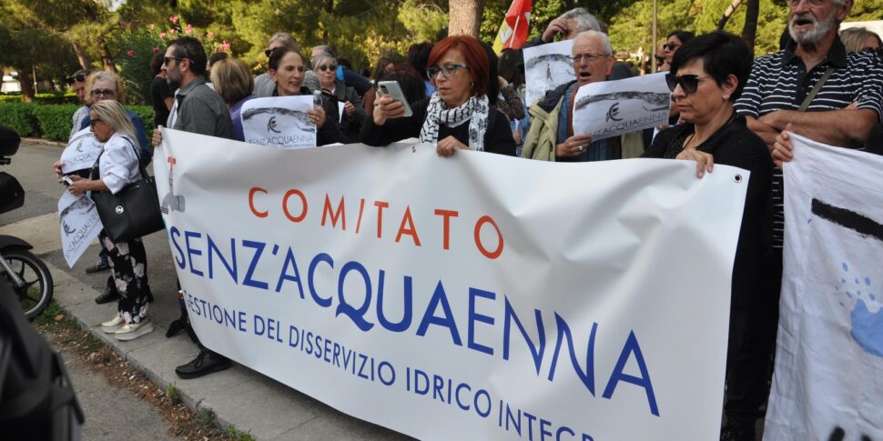 Palermo, in piazza Indipendenza la protesta per la siccità: «Non ce la facciamo più»