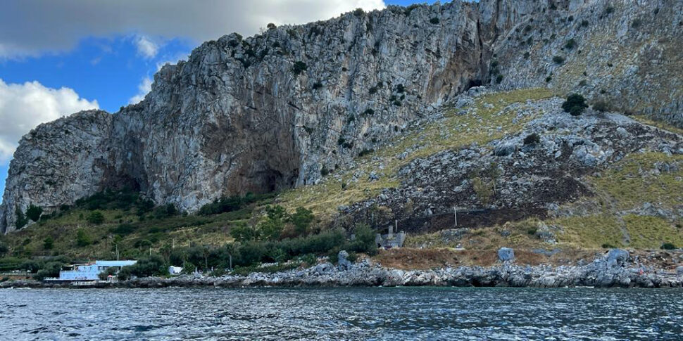 Palermo, masso si stacca da Capo Gallo e rotolando finisce in mare