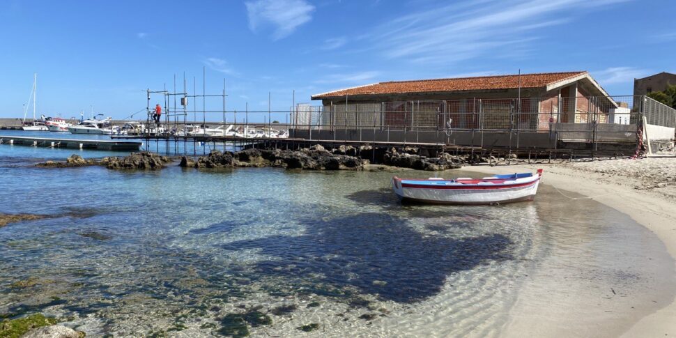 Palermo, parte la demolizione dell'ecomostro costruito sul mare a Sferracavallo