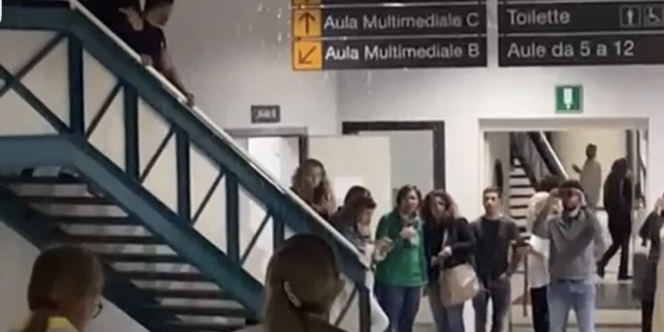 Piove dentro l'edificio 19 dell'Università di Palermo, disagi per docenti e studenti IL VIDEO