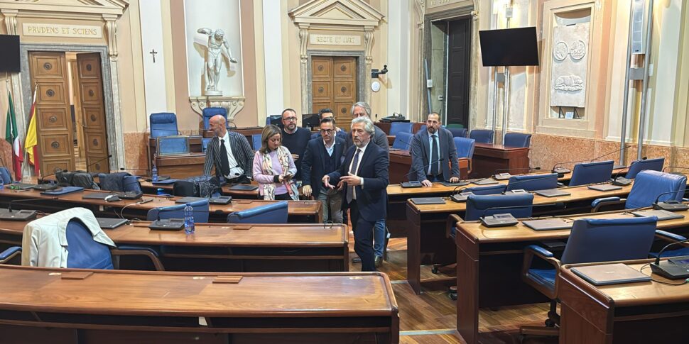 Salta la discussione sulla crisi idrica, i consiglieri di opposizione occupano l'aula