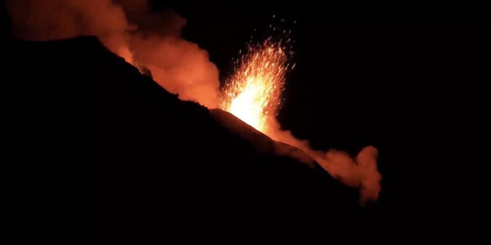 Stromboli, nuove esplosioni dal cratere: vaporetti carichi di stranieri per ammirare il vulcano