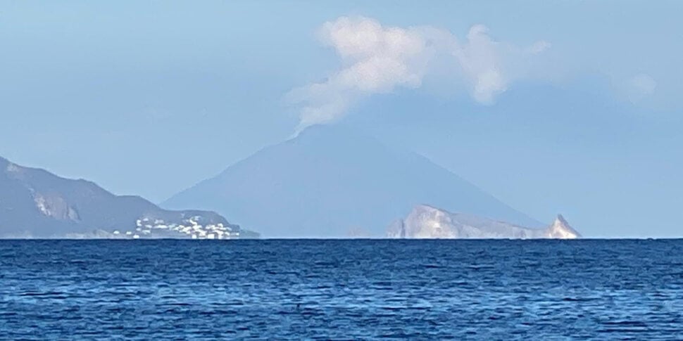 Stromboli, si intensifica l'attività del cratere con la fuoriuscita della lava