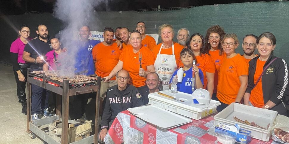 Una grigliata solidale per i più fragili, chili di carne sulla brace per i senzatetto