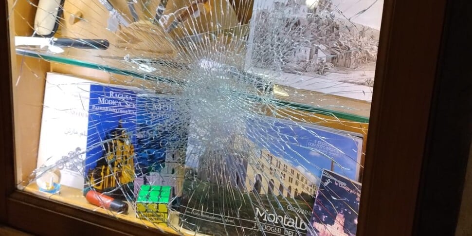 Vandalismo a Modica, danneggiata la vetrinetta di una cartolibreria del centro storico