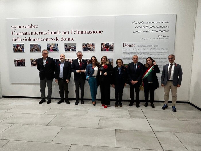 'Donne', fotografie di Giovanni Franco in aeroporto Palermo