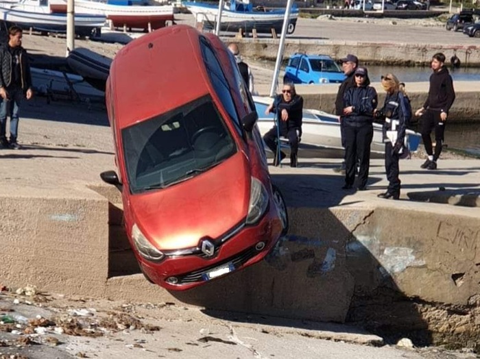 Perde controllo dell'auto in banchina, soccorso dai pompieri