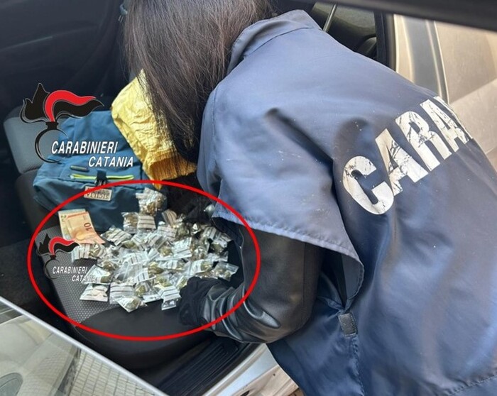 Consegnano droga a domicilio, arrestate 2 ragazze a Catania