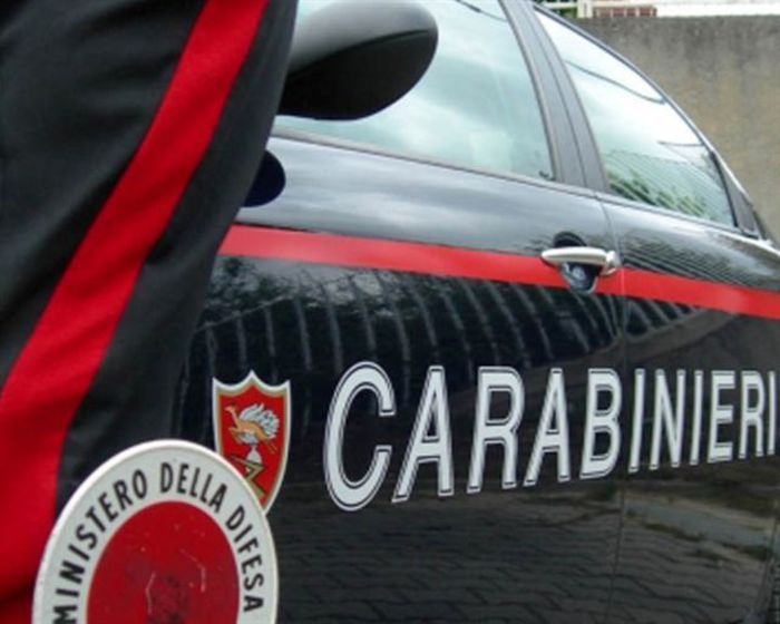 Finge corsa in ospedale e poi sperona l'auto dei carabinieri