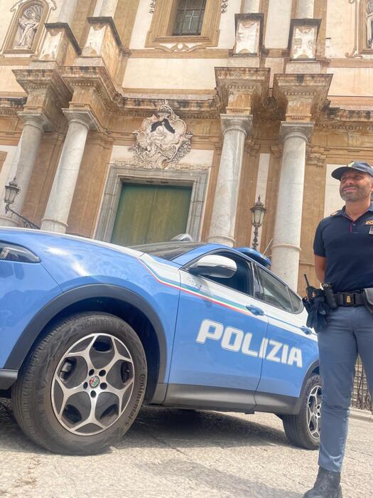 Va a firmare in commissariato con un'auto rubata, denunciato