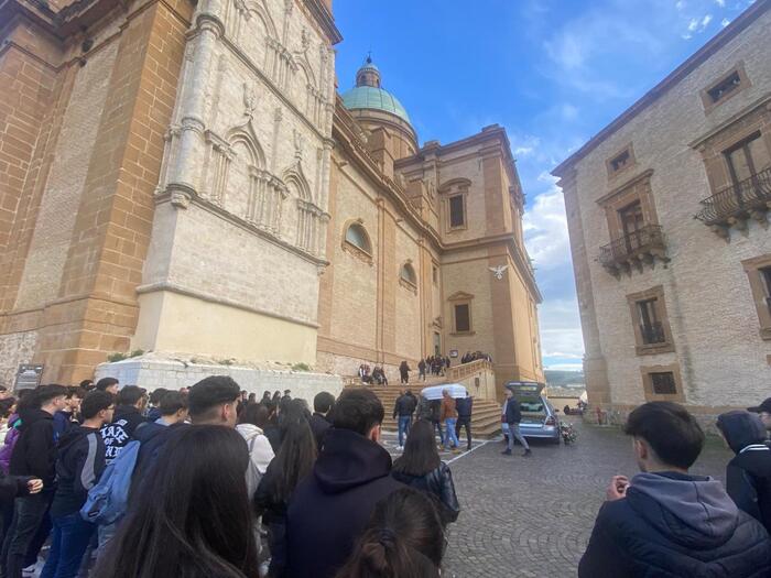 Quindicenne si impicca, compagni di scuola accolgono salma