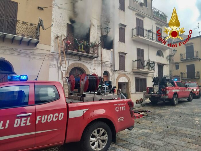 Incendio in appartamento nel Palermitano, uomo intossicato