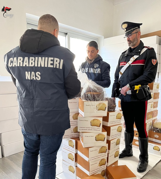 Sequestrati panettoni scaduti pronti per essere venduti