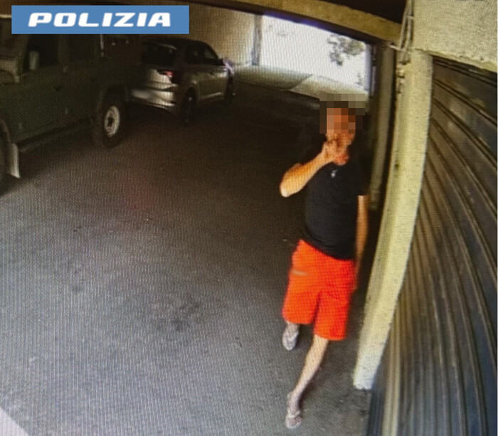 Ruba in garage e si fa beffe di una telecamera, arrestato