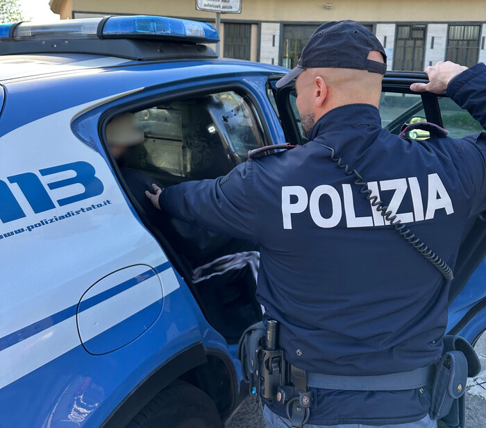 Ruba da un'auto a Catania, la gente lo rincorre e lo blocca