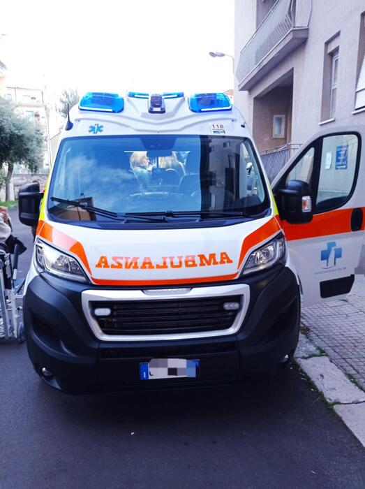 Un'auto con cinque giovani a bordo si è scontrata contro una cisterna