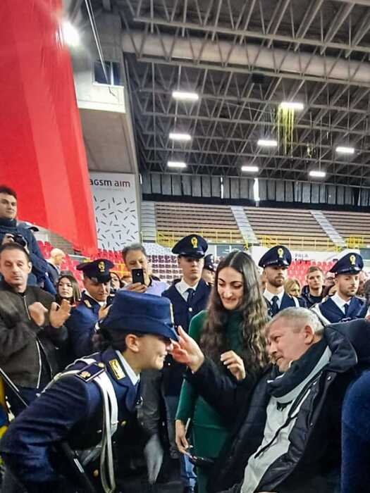 Poliziotta giura, picchetto d'onore per il padre tetraplegico