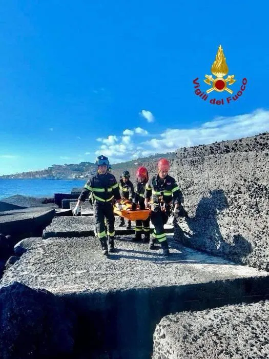 Scivola tra frangiflutti porto nel Catanese, salvato da Vvf