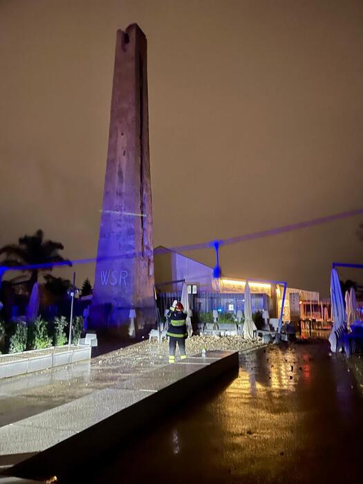 Crolla torre in pizzeria colpita da fulmine, quattro feriti