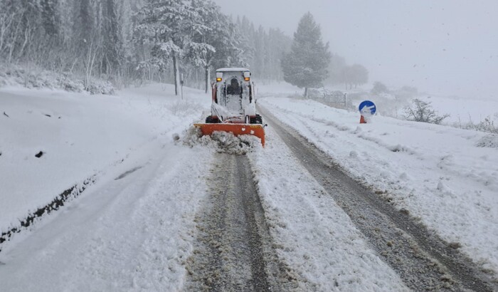 Strada nell'agrigentino innevata, al lavoro per liberarla