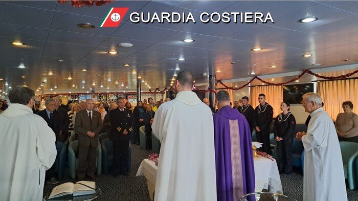 Messa di Natale su una nave ormeggiata al porto di Palermo