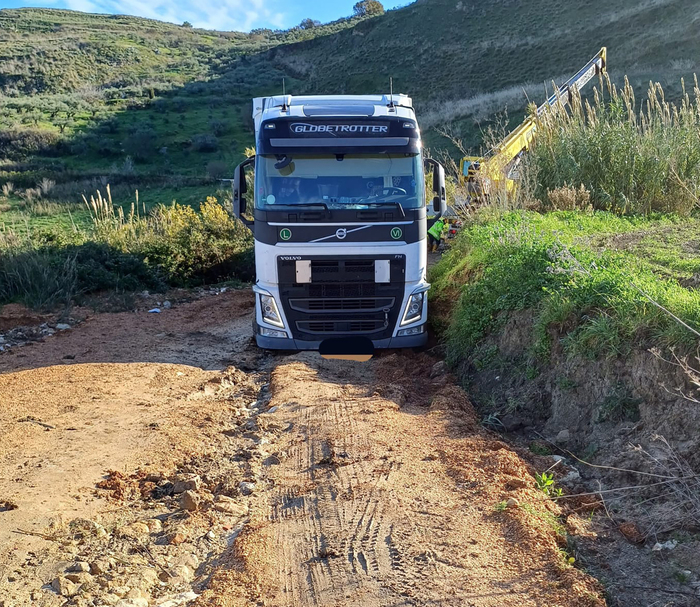 Tir segue navigatore e rimane bloccato su strada nel Trapanese