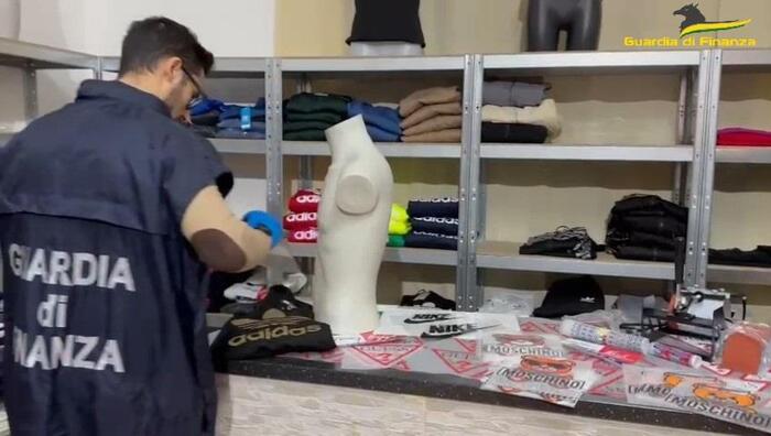 Boutique del falso in un garage, sequestrati 3.000 capi