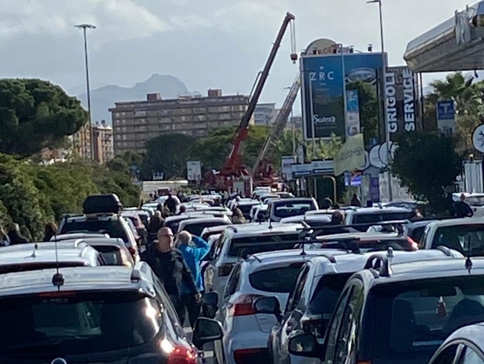 Insegne pericolanti e traffico paralizzato in un'area di Palermo