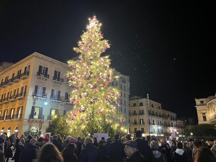 Accese le luci dell'albero di Natale in piazza a Palermo