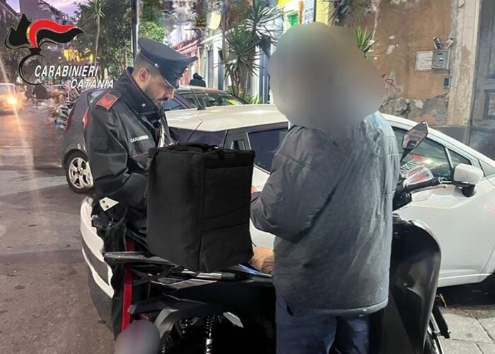 Rider non consegnano pizza ma droga a Catania, 2 arresti