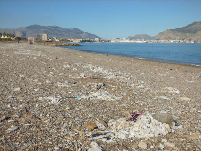 Su costa sud Palermo salviette igienizzanti portate da scarichi