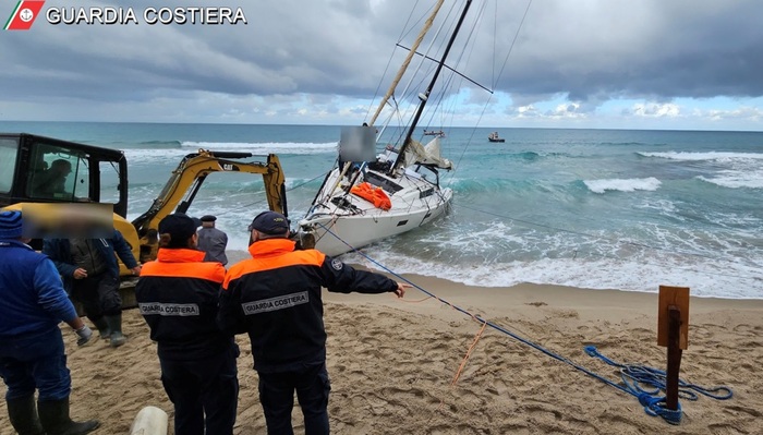 Recuperata la barca a vela incagliata a Cefalù