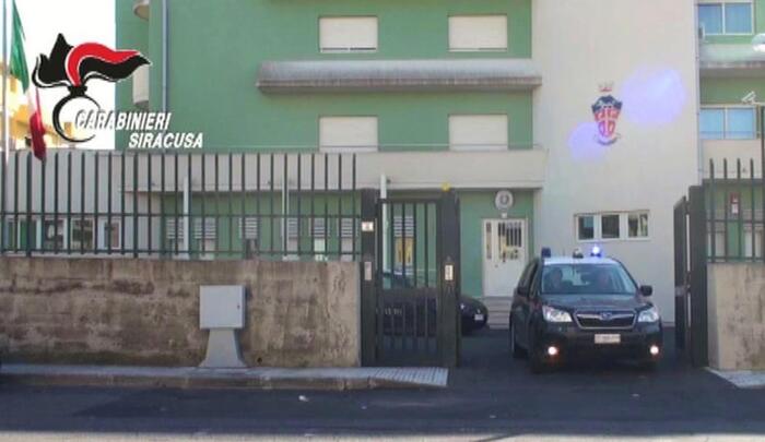 Scontro tra auto e moto nel Siracusano, morto un 17enne