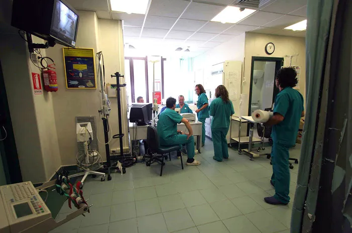 Donna muore in ospedale a Palermo,tenuta in barella per 8 giorni