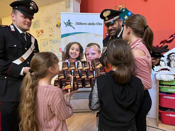 Carabinieri donano dolci ai bambini dello Zen a Palermo