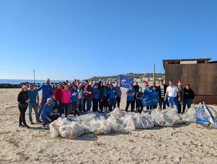 Volontari di Marevivo ripuliscono una spiaggia a Sciacca