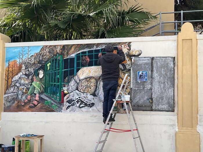 Vita di Biagio Conte nel muro di cinta della missione a Palermo