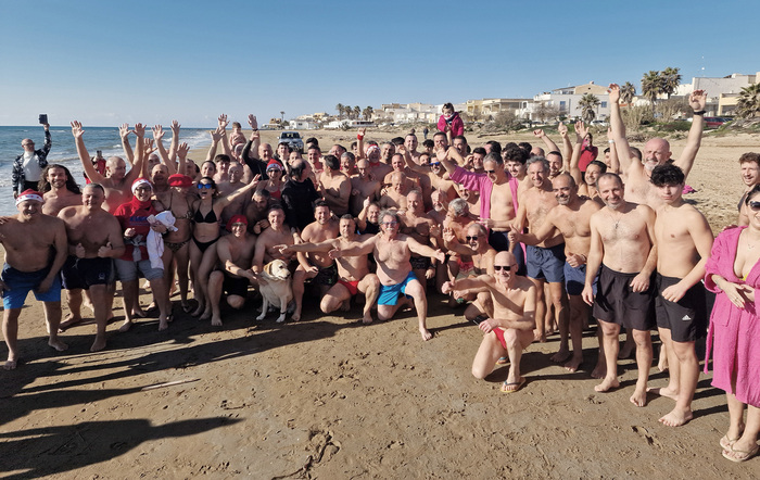 Tuffo a mare augurale, in 150 in spiaggia nel trapanese