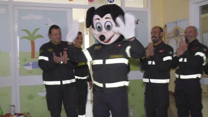 Doni dei vigili del fuoco ai bambini ricoverati a Sciacca