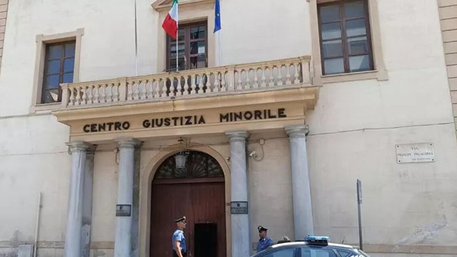 Fuga da film nel carcere minorile,si calano con lenzuola