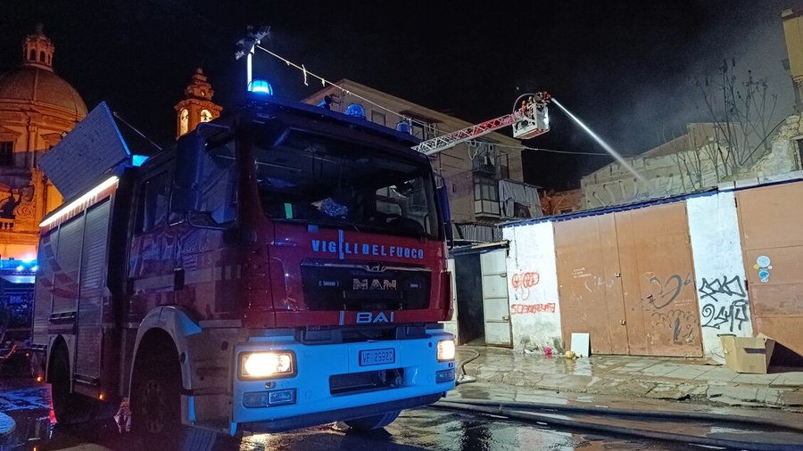 Palermo, in fiamme un magazzino a Ballarò
